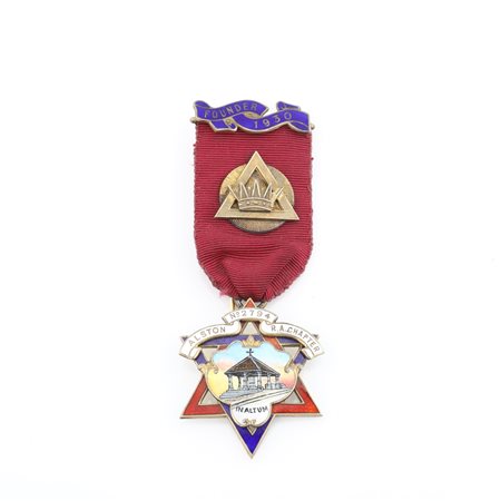 Distintivo con coccarda e spilla dell'Alston R.A. Chapter n° 2794 in argento dorato e smalti
