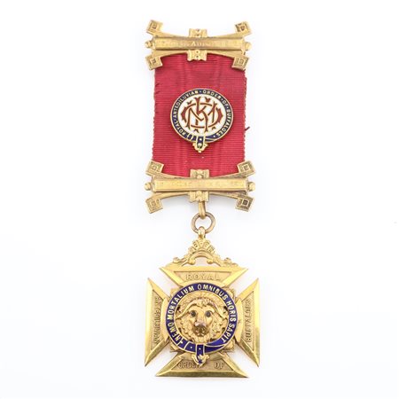 Distintivo con coccarda del Royal Antediluvian Order of Buffaloes in oro 9 kt, metallo dorato e smalti