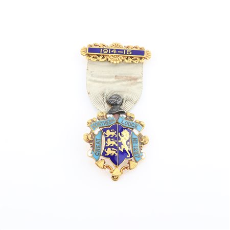 Distintivo con coccarda e spilla della Great Northern Lodge n° 1287 in oro 15 kt e smalti