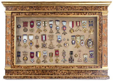 Espositore per medaglie in legno marmorizzato con profili dorati