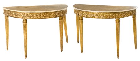 Coppia di consoles a demilune in legno dorato, fine del XVIII secolo