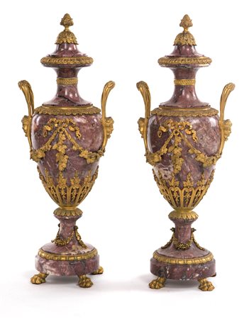 Coppia di potiches in marmo rosso e bronzo dorato, Francia, XIX secolo