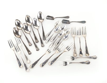 Lotto composto da set di posate in argento appartenenti a diversi servizi