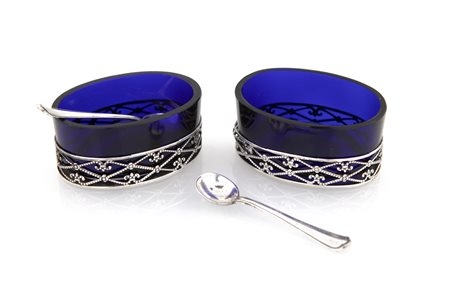 Coppia di saliere da tavola in argento 800 con cucchiaino