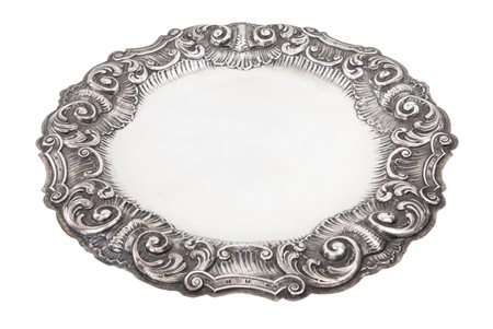Grande piatto in argento sbalzato