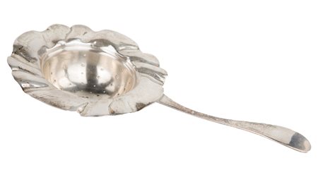 Colino da te in argento 800 a forma di corolla