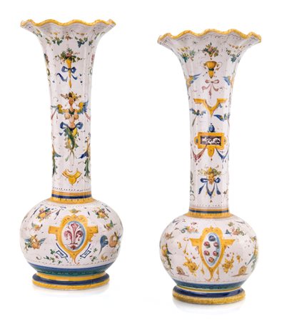 Coppia di vasi in maiolica policroma, Montelupo, XX secolo