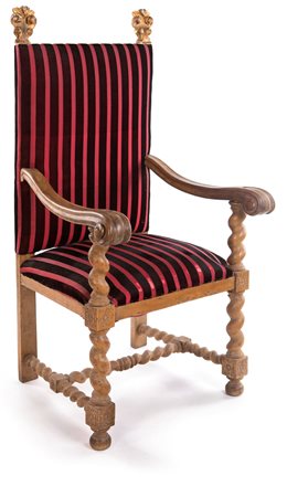 Antico seggiolone in noce con fiamme intagliate e dorate