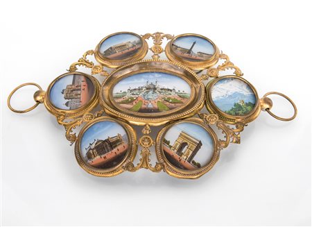 Piccolo cestino in ottone e tolla sbalzata e dorata, fine XIX/inizi XX secolo