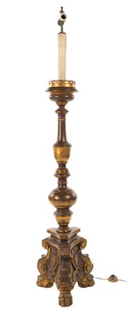 Grande torciera in legno dipinto e dorato, XIX secolo