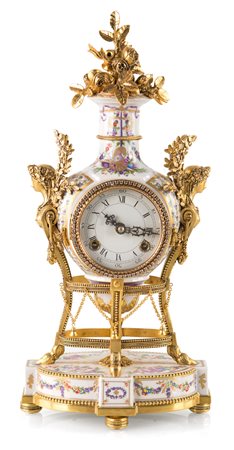 Pendola in porcellana con ricca ornamentazione in bronzo dorato