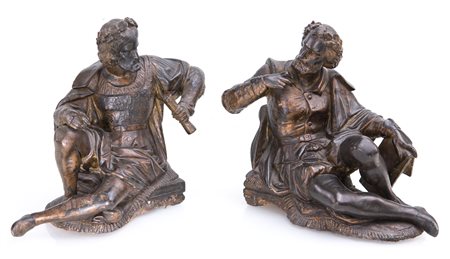 Due sculture fermalibri in lega metallica