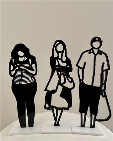 Julian Opie “Figure in piedi: Telefono, sacchetto di plastica, cardigan” 2018