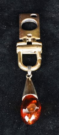 PORTACHIAVI in metallo argentato e pendente con pietra a imitazione ambra...