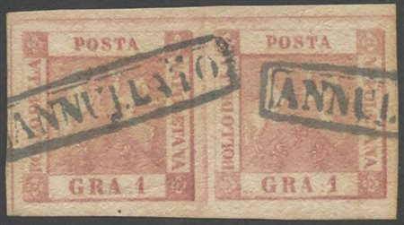 1858, 1gr N.4 in coppia verticale di cui l'esemplare a sinistra presenta il monogramma 'BT' completo capovolto mentre l'esemplare di destra presenta un punto di circa 1mm di diametro