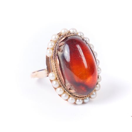 ANELLO in oro giallo 18 KT con cabochon in ambra