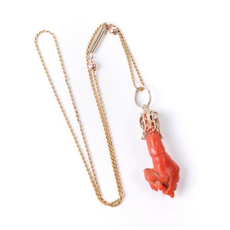 COLLANA in oro 9 KT e 12 KT, con pendente in corallo