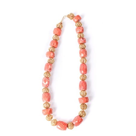 COLLANA in corallo con divisori in filigrana d’oro 18 KT