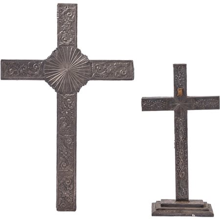 DUE CROCI in argento sbalzato