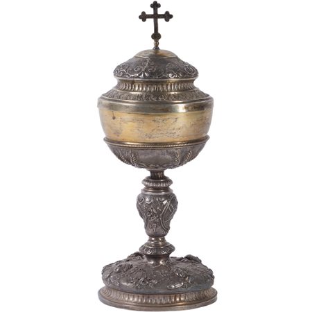 PISSIDE in argento sbalzato con volti di putti e festoni