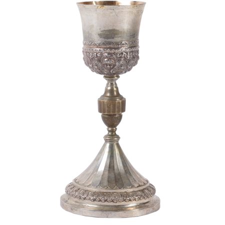 CALICE in argento sbalzato con volti di putti.