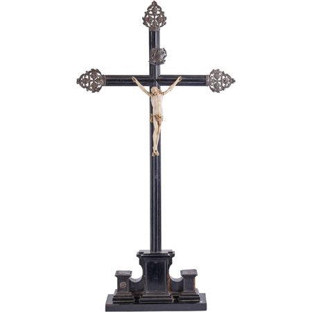 CRISTO in avorio con base e croce in legno ebanizzato