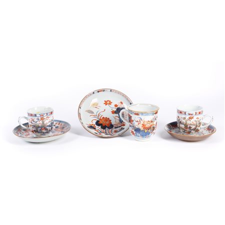 TRE TAZZINE con piattini in porcellana decorata