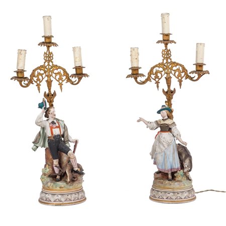 COPPIA CANDELABRI a tre fiamme in metallo e biscuit