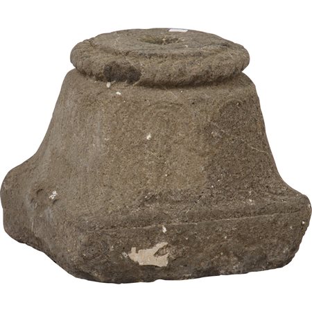CAPITELLO in pietra lavica