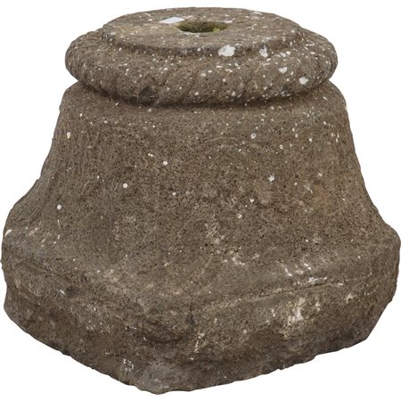 CAPITELLO in pietra lavica