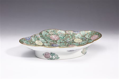  Arte Cinese - Vassoio lobato in porcellana smaltata 
Cina, XIX secolo .