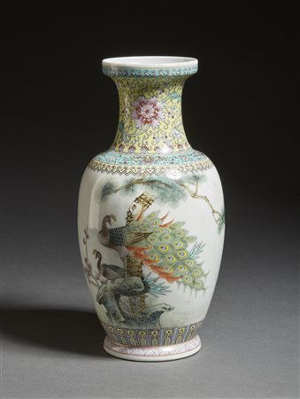  Arte Cinese - Vaso in porcellana decorato con pavone
Cina, seconda metà del XX secolo .