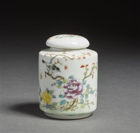  Arte Cinese - Contenitore in porcellana famiglia rosa 
Cina, inizio XX secolo .