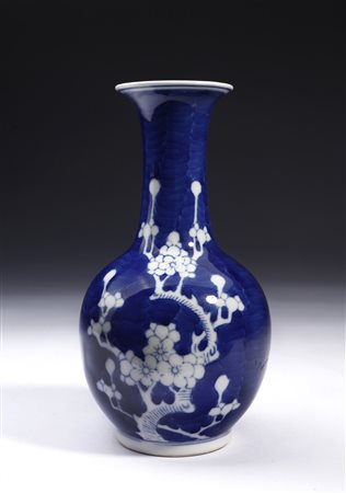  Arte Cinese - Vaso in porcellana su sfondo blu 
Cina, inizio XX secolo.