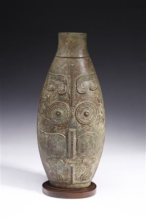  Arte Cinese - Vaso a bottiglia in bronzo 
Cina, XX secolo .