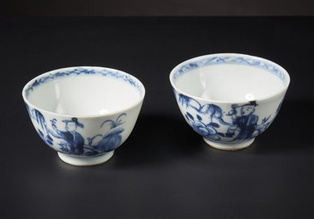  Arte Cinese - Coppia di tazze in ceramica bianco/blu
Cina, dinastia Qing, XVIII secolo .