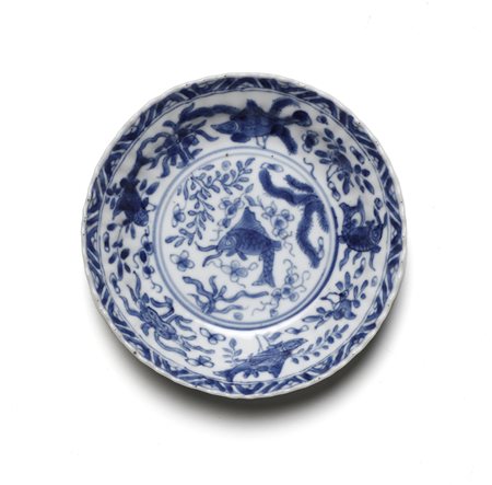  Arte Cinese - Piatto in porcellana bianco/blu 
Cina, dinastia Qing, periodo Kangxi, XVII secolo .