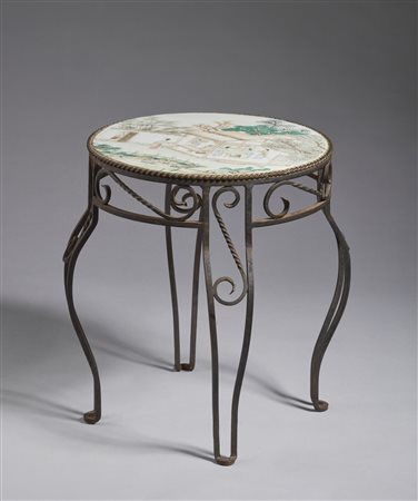  Arte Cinese - Tavolino in ferro battuto con placca in porcellana 
Cina, periodo Repubblica 
.