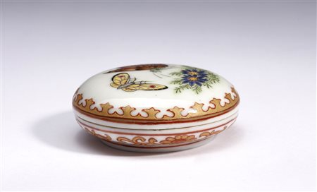  Arte Cinese - Scatola rotonda in porcellana dipinta con scene erotiche 
Cina, periodo Repubblica .