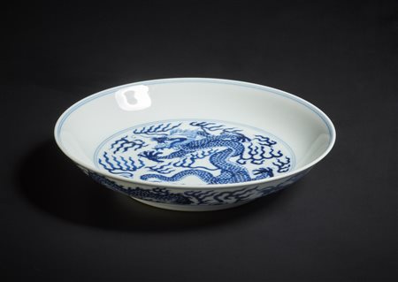  Arte Cinese - Piatto in porcellana bianco e blu dipinto con dragone
Cina, XX secolo .