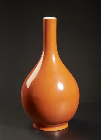  Arte Cinese - Vaso con invetriatura color corallo 
Cina, XIX secolo .