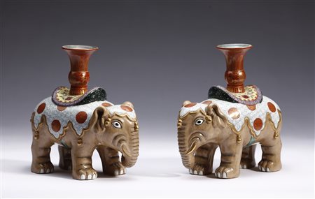  Arte Cinese - Coppia di candelieri in porcellana smaltata
Cina, XIX secolo .