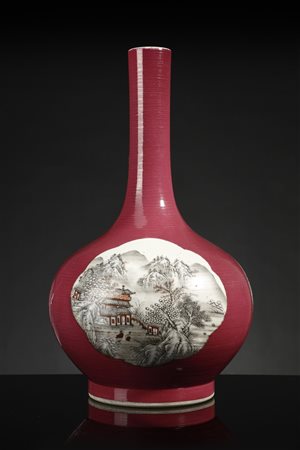  Arte Cinese - Bottiglia in porcellana invetriata di rosa  
Cina, XX secolo .