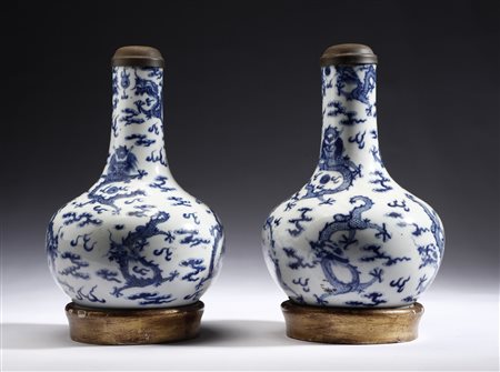  Arte Cinese - Coppia di vasi in porcellana bianco e blu 
Cina, dinastia Qing, periodo Kangxi, XVII secolo .