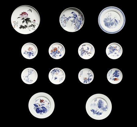  Arte Cinese - Gruppo di tredici piatti in porcellana dipinti con elementi floreali ed iscrizioni 
Cina, XX secolo .