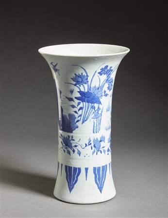  Arte Cinese - Vaso a tromba in porcellana bianco e blu 
Cina, XX secolo .