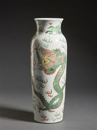  Arte Cinese - Vaso a rullo in porcellana wucai 
Cina, XIX secolo .