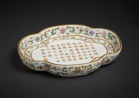  Arte Cinese - Piccolo vassoio lobato decorato con lunga iscrizione 
Cina, XX secolo .