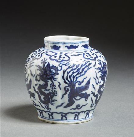  Arte Cinese - Vaso baccellato in porcellana bianco blu dipinto con dragoni e fenici 
Cina, XX secolo .