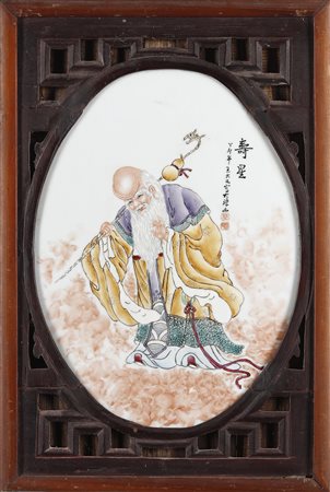 Arte Cinese - Gruppo di tre placche in porcellana raffiguranti Immortali 
Cina, XX secolo .